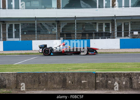 Jacques Villeneuve se décompose au cours de Formule E Voitures de course à Donington Essais Raceway Août 2015 Leicestershire UK Banque D'Images