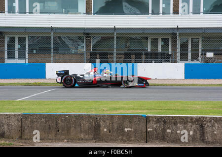 Jacques Villeneuve se décompose au cours de Formule E Voitures de course à Donington Essais Raceway Août 2015 Leicestershire UK Banque D'Images