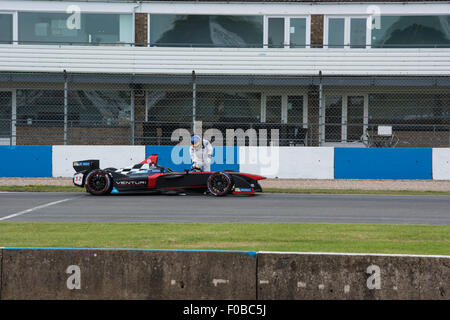 Jacques Villeneuve se décompose au cours de Formule E Voitures de course à Donington Essais Raceway Août 2015 Leicestershire UK Banque D'Images