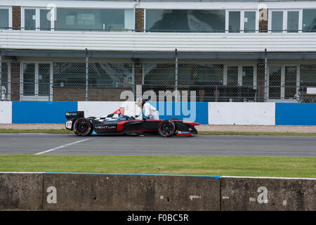 Jacques Villeneuve se décompose au cours de Formule E Voitures de course à Donington Essais Raceway Août 2015 Leicestershire UK Banque D'Images