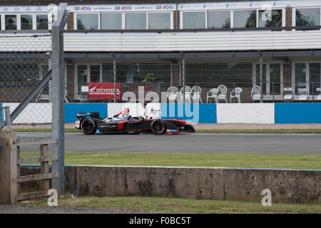 Jacques Villeneuve se décompose au cours de Formule E Voitures de course à Donington Essais Raceway Août 2015 Leicestershire UK Banque D'Images