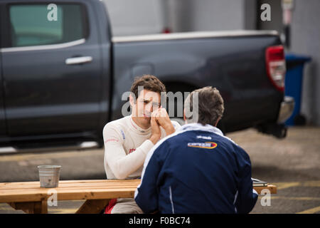 Bruno Senna le neveu d'Ayrton Senna assis à table à parler à l'homme sur une pause de la formule E les essais à Donington Banque D'Images