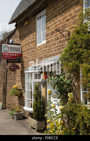 Chaumière à vendre, High Street, Crick, Northamptonshire, Angleterre, Royaume-Uni Banque D'Images