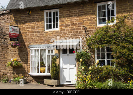 Chaumière à vendre, High Street, Crick, Northamptonshire, Angleterre, Royaume-Uni Banque D'Images