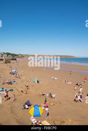 La plage de Nazaré dans Yorkshire du Nord sous le soleil d'été Banque D'Images