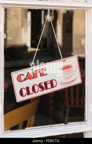 Cafe signe clos dans fenêtre, Watling Street, Towcester, Northamptonshire, Angleterre, Royaume-Uni Banque D'Images