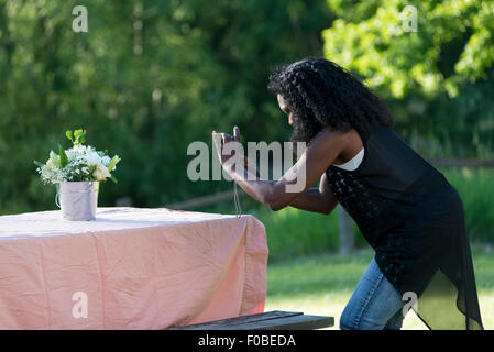 Seau d'flowerw femme photographier lors d'un mariage, de l'Oregon. Banque D'Images