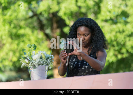 Seau d'flowerw femme photographier lors d'un mariage, de l'Oregon. Banque D'Images