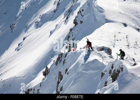 Les skieurs hors-piste en dessous de la route de Trittkopf Stuben ci-dessus du sommet du Valluga au dessus de St Anton Arlberg Autriche Banque D'Images