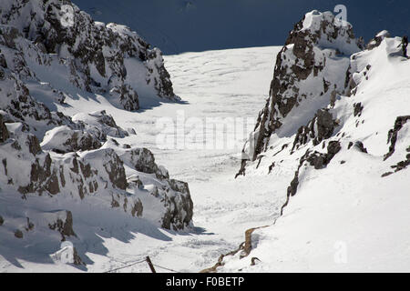 Les skieurs hors-piste en dessous de la route de Trittkopf Stuben ci-dessus du sommet du Valluga au dessus de St Anton Arlberg Autriche Banque D'Images