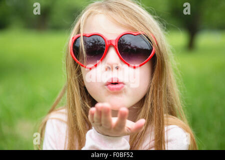 Adorable petite fille dans la forêt prairie Banque D'Images