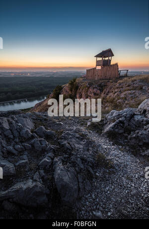 Tour d'observation touristique en bois sur Rocky Hill plus d'un paysage avec une rivière au crépuscule Banque D'Images