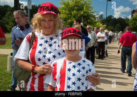 Birch Run (Michigan) USA - 11 août 2015 - Holly Gaul (à gauche) et Caleb Green, 9, étaient de ceux qui ont fait la queue pour assister à un événement de collecte de fonds vedette candidat présidentiel républicain Donald Trump. Crédit : Jim West/Alamy Live News Banque D'Images