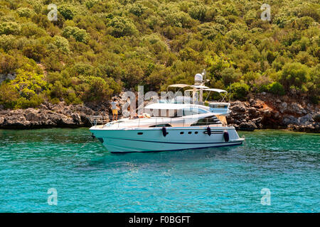 Petit motor cruiser ancrée dans la Méditerranée. Banque D'Images