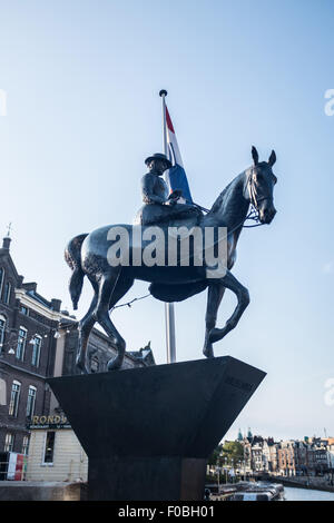 Statue de Wilhelmina sur un cheval au Rokin - Amsterdam, Pays-Bas, Europe Banque D'Images