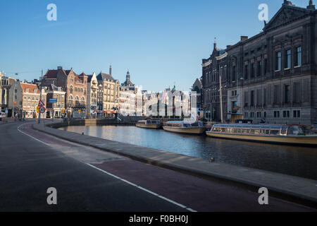 Vue sur le canal du centre-ville d'Amsterdam Banque D'Images