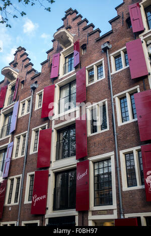 Maison typique hollandaise à Amsterdam aux volets rouges Banque D'Images