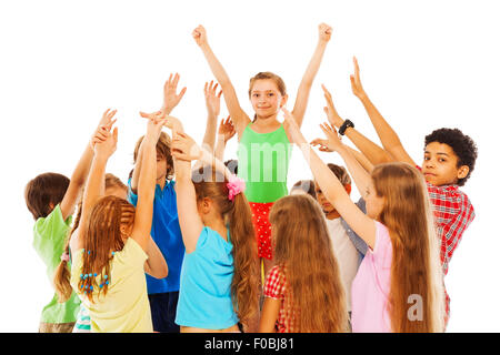 Happy girl avec les mains posées dans le groupe d'enfants Banque D'Images