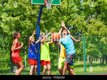 Groupe des professionnels adolescents jouant au basket-ball Banque D'Images