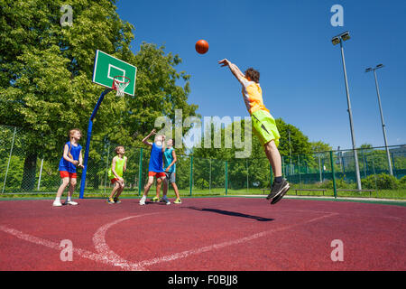 Garçon effectue foul tourné au match de basket-ball Banque D'Images