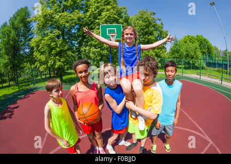 Fille sur les épaules de son équipe après le basket-ball Banque D'Images