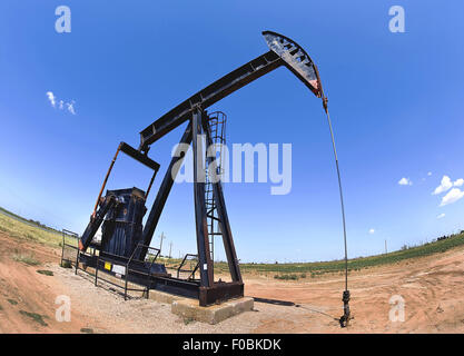 Autopompe de puits de pétrole dans l'ouest du Texas. Banque D'Images