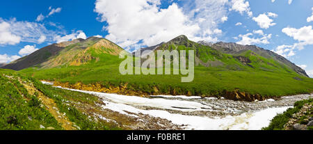 Vue panoramique d'été avec river et la neige dans les montagnes des Sayanes. Banque D'Images