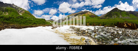 Vue panoramique d'été avec river et la neige dans les montagnes des Sayanes. Banque D'Images