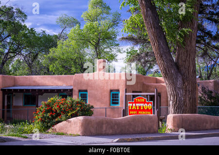 Un magasin de tatouage à Taos, Nouveau Mexique, USA. Banque D'Images