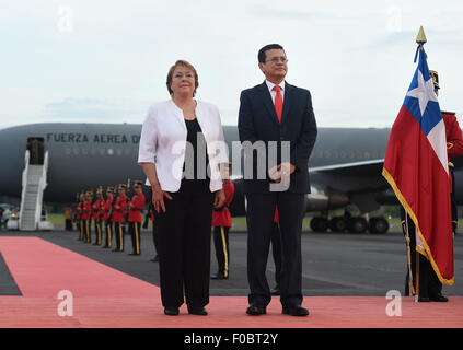 Comalapa, El Salvador. Août 11, 2015. Image fournie par la Présidence du Chili montre la présidente du Chili Michelle Bachelet (L) et le Chancelier salvadorienne Hugo Martinez (R) posant au cours de l'arrivée à l'Bachelet El Salvador dans l'aéroport international de Comalapa, 40km au sud de San Salvador, capitale d'El Salvador, le 11 août 2015. Bachelet a commencé ce mardi une visite d'état d'El Salvador et du Mexique. Credit : Ximena Navarro/Présidence du Chili/Xinhua/Alamy Live News Banque D'Images