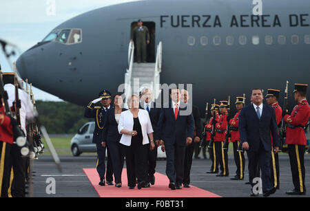 Comalapa, El Salvador. Août 11, 2015. Image fournie par la Présidence du Chili montre la présidente du Chili Michelle Bachelet (L) d'être reçu par le Chancelier salvadorienne Hugo Martinez (R) lors de son arrivée à l'Aéroport International El Salvador Comalapa, à 40 km au sud de San Salvador, capitale d'El Salvador, le 11 août 2015. Bachelet a commencé ce mardi une visite d'état d'El Salvador et du Mexique. Credit : Ximena Navarro/Présidence du Chili/Xinhua/Alamy Live News Banque D'Images