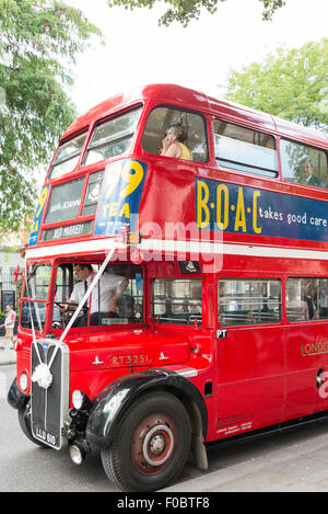 Routemaster bus parti, Upper Street, Islington, London Borough of Islington, Londres, Angleterre, Royaume-Uni Banque D'Images