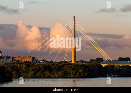 Southport, Merseyside, Royaume-Uni 12 Août, 2015. Météo britannique. Lever de soleil sur claire Marine Way Bridge. Le Lac Marin se trouve niché entre le centre ville et la mer et est utilisé pour une variété de sports nautiques comme le ski nautique, voile et aviron. Banque D'Images