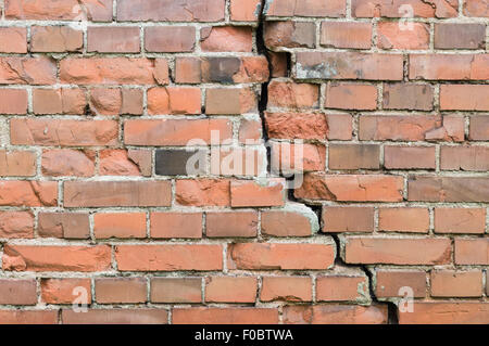 Fissure dans un mur en briques anciennes Banque D'Images