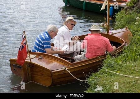 Bateau à moteur en bois traditionnel sur la rivière Thames Henley Banque D'Images