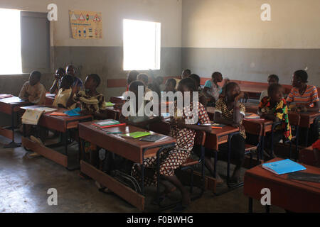 Djenné, MALI - 30 septembre 2008 : des enfants heureux à l'école à Djenné, Mali, le 30 septembre 2008 Banque D'Images