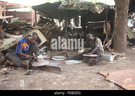 BANDIAGARA, MALI - Octobre 5 , 2008 : hommes non identifiés pour travailler dans une usine de fer pris à Bandiagara, dans la région de Mopti dans mal Banque D'Images