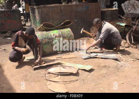 BANDIAGARA, MALI - Octobre 5 , 2008 : hommes non identifiés pour travailler dans une usine de fer pris à Bandiagara, dans la région de Mopti dans mal Banque D'Images