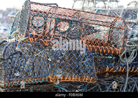 Des paniers de crabe et de homard sur la jetée, à Whitby, North Yorkshire Banque D'Images