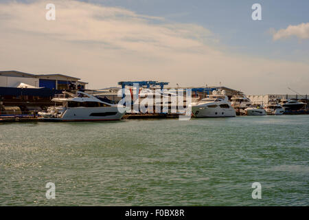 Sunseeker Bateaux de luxe aux côtés de Sunseeker yacht yard Poole Dorset Royaume Uni Banque D'Images