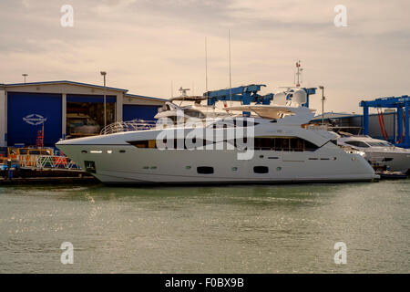 Sunseeker Bateaux de luxe aux côtés de Sunseeker yacht yard Poole Dorset Royaume Uni Banque D'Images