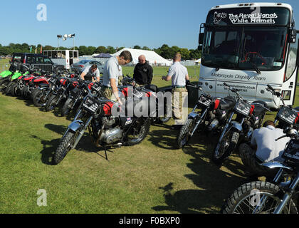 Signaux Royal Motor Casques blancs de l'équipe d'affichage du cycle de préparation à effectuer des cascades au Halifax show en août 2015 Banque D'Images