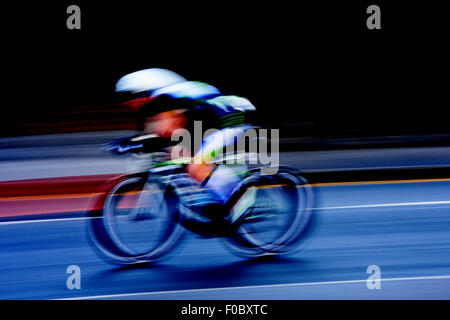 Cycliste professionnelle participent à la course, bluured motion Banque D'Images
