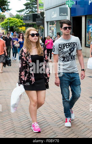 Jeune couple en train de marcher le long de la rue commerçante de Bournemouth Banque D'Images