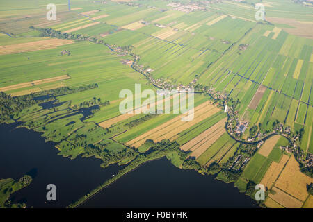 Vue aérienne sur la banlieue d'Amsterdam avec des canaux, des maisons des champs et lac. Holland Banque D'Images