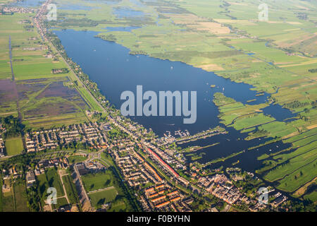 Vue aérienne sur la banlieue d'Amsterdam avec des canaux, des maisons des champs et lac. Holland Banque D'Images