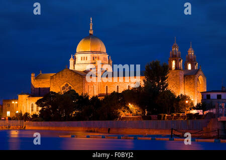 La Cathédrale de Galway est éclairée la nuit, vue de la rivière Corrib, Irlande Banque D'Images