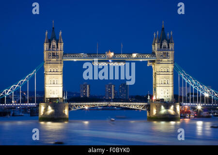 La London Tower Bridge illuminé la nuit de temps et de réflexions dans l'eau Banque D'Images