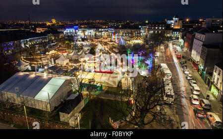 Marché de Noël à Galway lors de la nuit, vue panoramique de high point. Banque D'Images