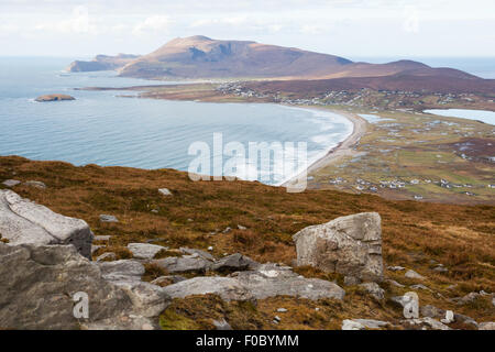 Avis de Keel et Slievemore mountain de Minaun, l'île d'Achill. Banque D'Images